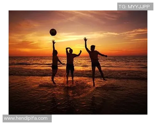 在阳光沙滩上挥洒汗水打沙滩足球感受激情与快乐的完美结合